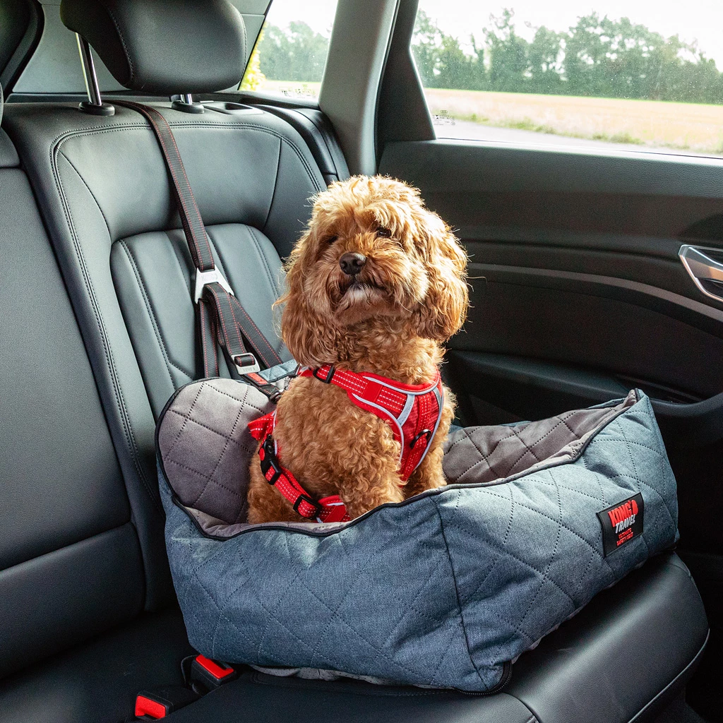 Kong Travel Ultimate Safety Seat 3 Kong Travel Ultimate Safety Seat met hond